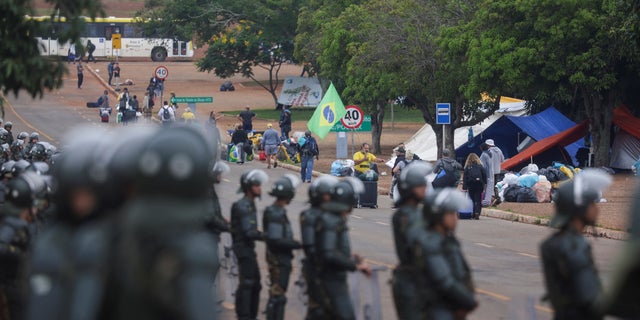 Supporters of Brazil's former President Jair Bolsonaro leave a camping in front of the the Army Headquarters in Brasilia, Brazil, January 9, 2023. (REUTERS/Ricardo Moraes)