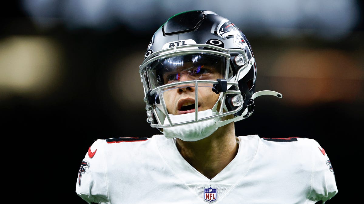 Quarterback Desmond Ridder of the Falcons looking upwards