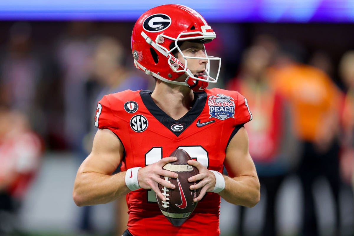 Georgia quarterback Stetson Bennett drops back to pass