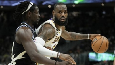 James added 28 points in a match where the lakers managed to hold off the Milwaukee Bucks, winning 133-129.