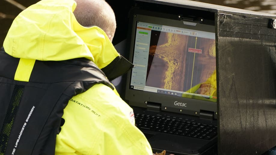 River search dive sonar