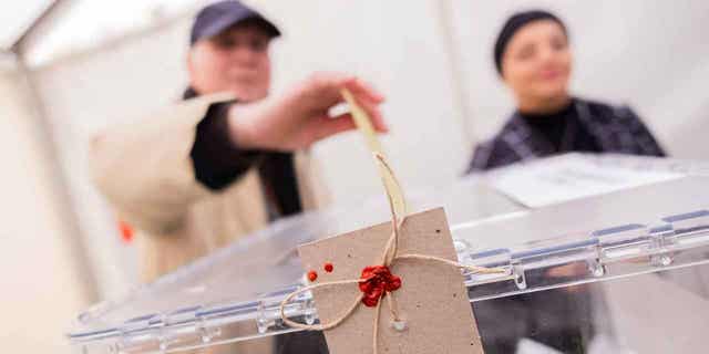 A voter casts his vote for Turkeys parliamentary