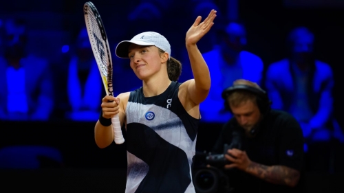Świątek celebrates her straight-sets victory against Zheng Qinwen in Stuttgart on Thursday.