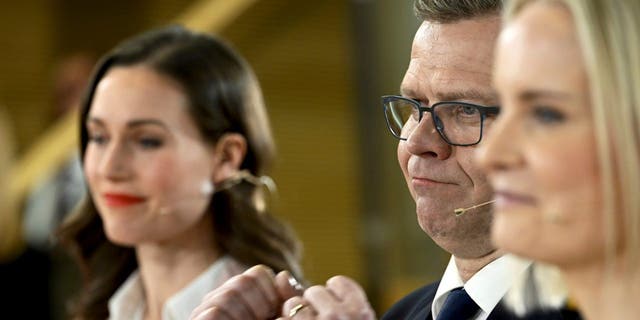 Sanna Marin, left, with other Finnish politicians