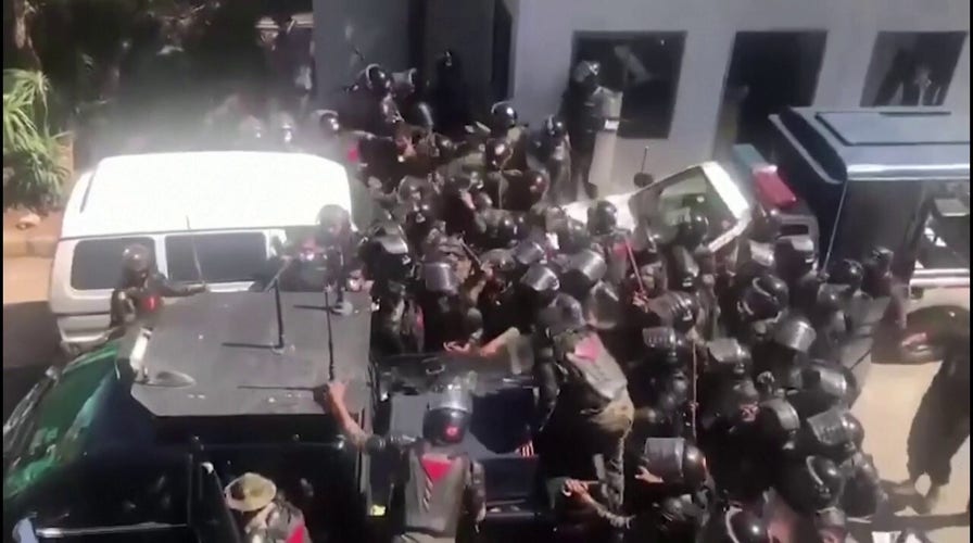  Former Pakistan Prime Minister Imran Khan taken away by vehicle
