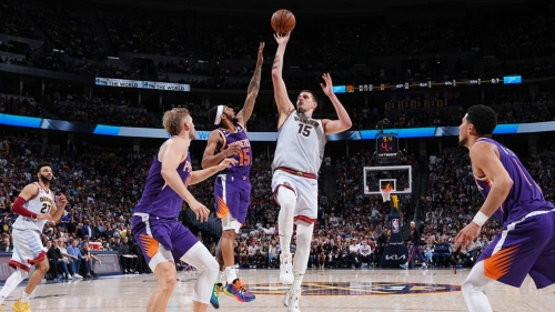 Nikola Jokić shoots the ball against the Phoenix Suns during Game 5.