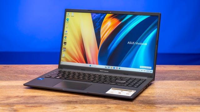 Asus VivoBook F1502ZA laptop on a wood table.