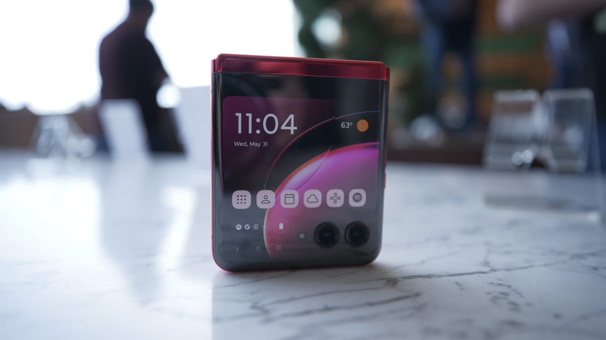 razr plus cover screen