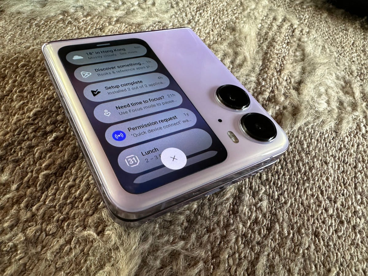 The Oppo Find N2 Flip's cover screen