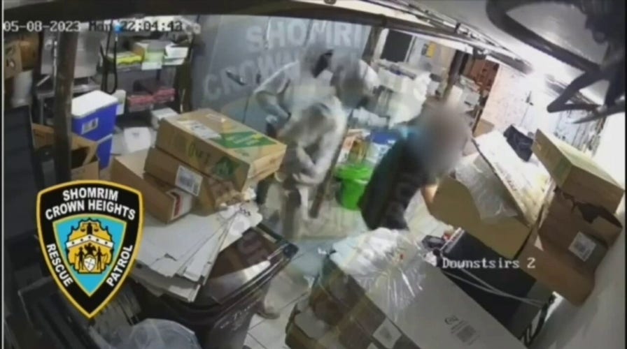 Owner of Brooklyn pizza restaurant robbed by 2 suspects