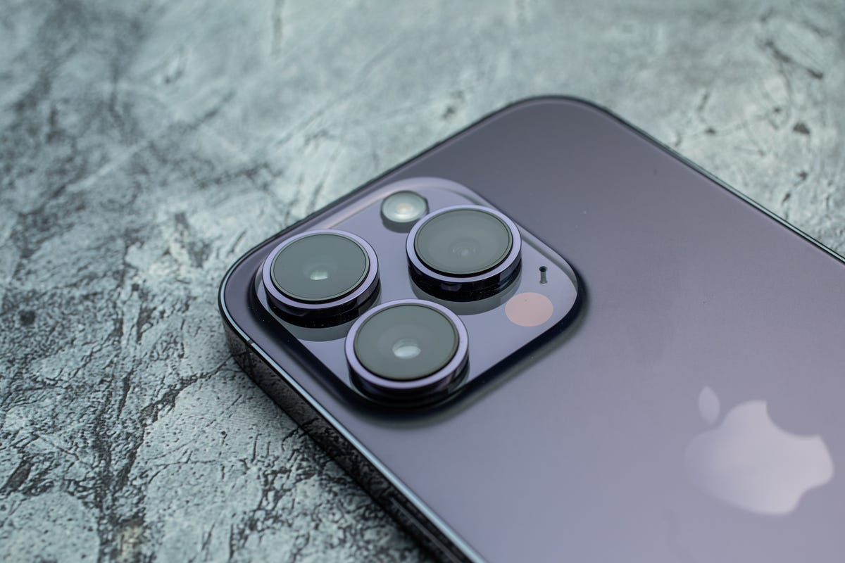 apple-iphone-14-pro-cnet-promo-3