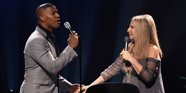 Jamie Foxx and Barbra Streisand sing a duet on stage