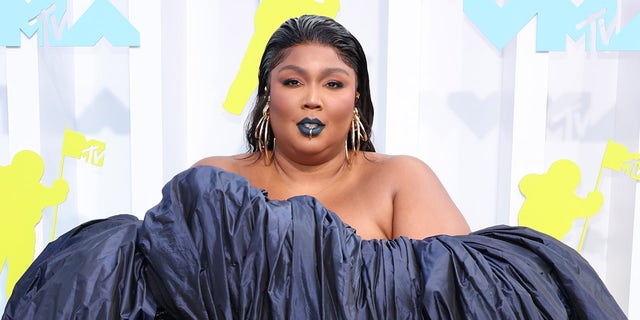 Lizzo makes entrance at VMAs