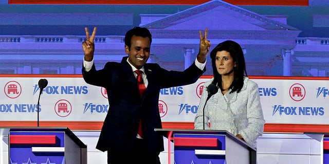 Ramaswamy flashing peace sign