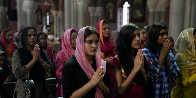 Pakistani Christians pray 