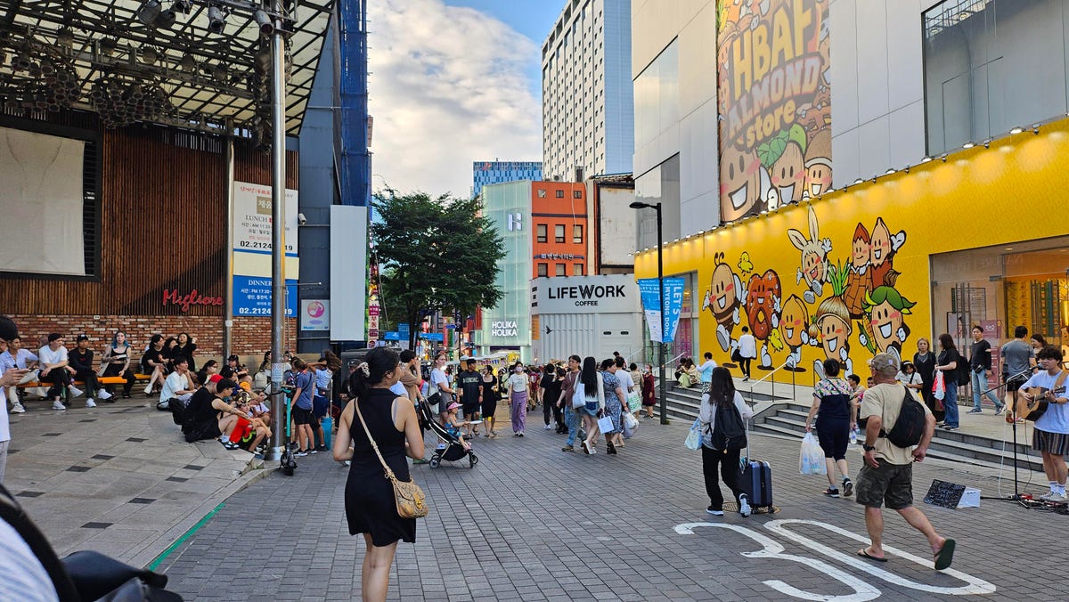 A photo of the busy shopping district of Myeong-dong in Seoul taken on the Galaxy Z Flip 5.