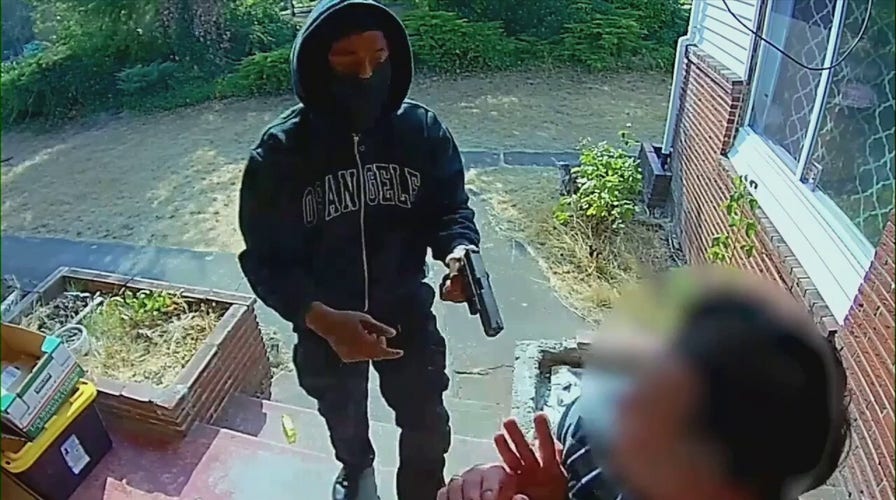 Masked suspects tase, rob Seattle man outside home