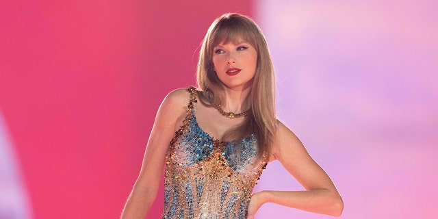 Taylor Swift performing