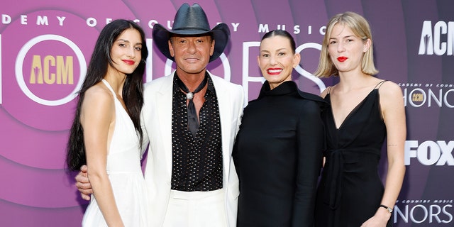 Tim McGraw family red carpet