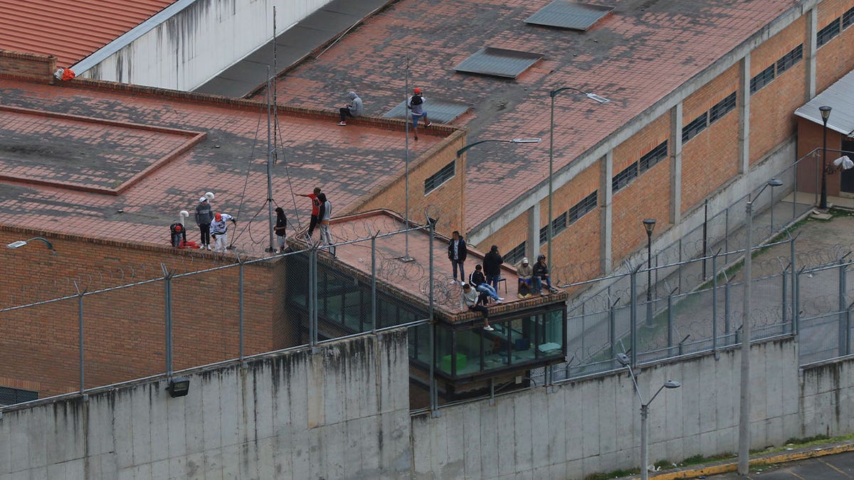 prison guards held hostage 