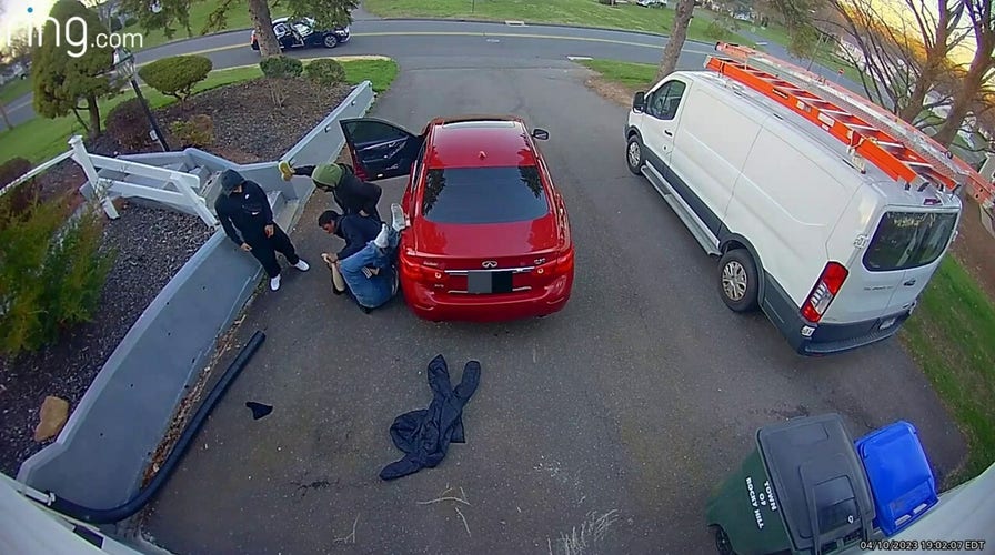 Connecticut man fights off 4 men in attempted carjacking before suspects flee