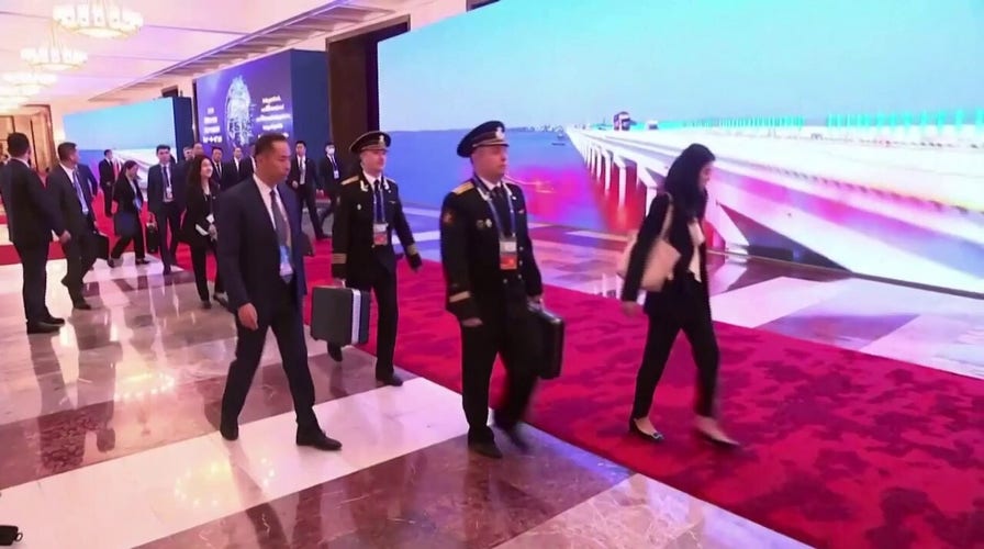 Putin seen accompanied by soldiers with alleged nuclear briefcase.mp4