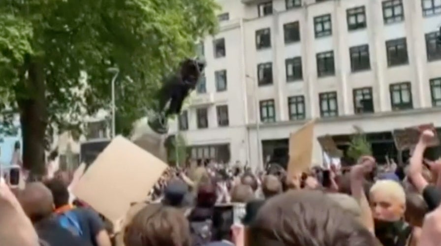 Raw video: Edward Colston statue torn down in Bristol, England
