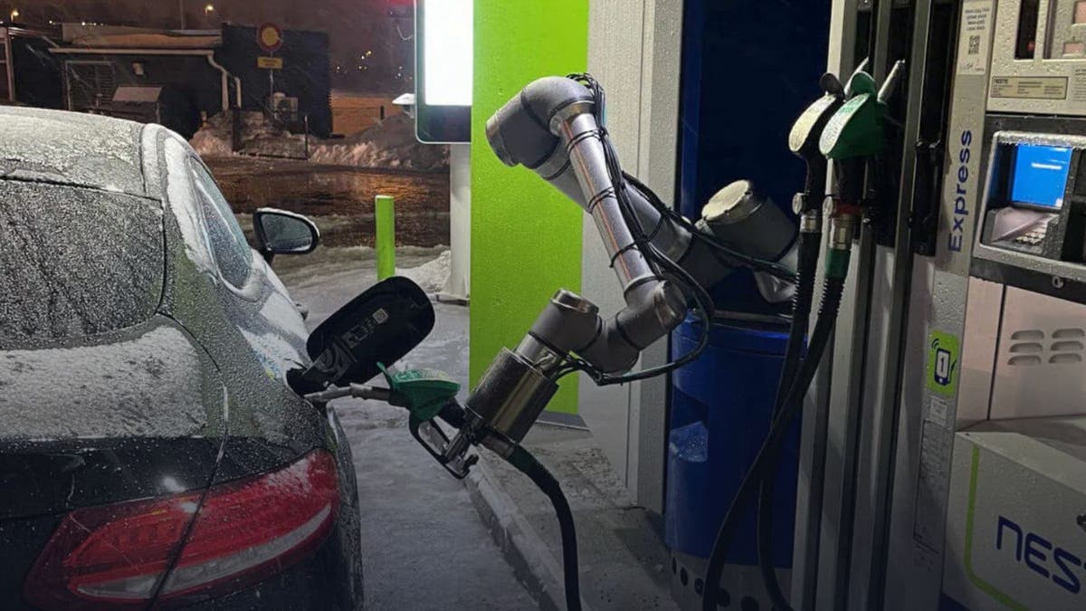 Gas Pumping Robot Autofuel