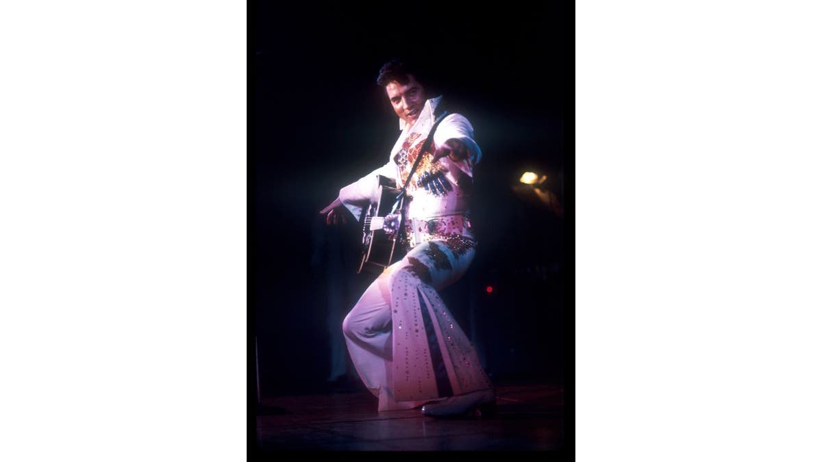 Elvis hologram 1