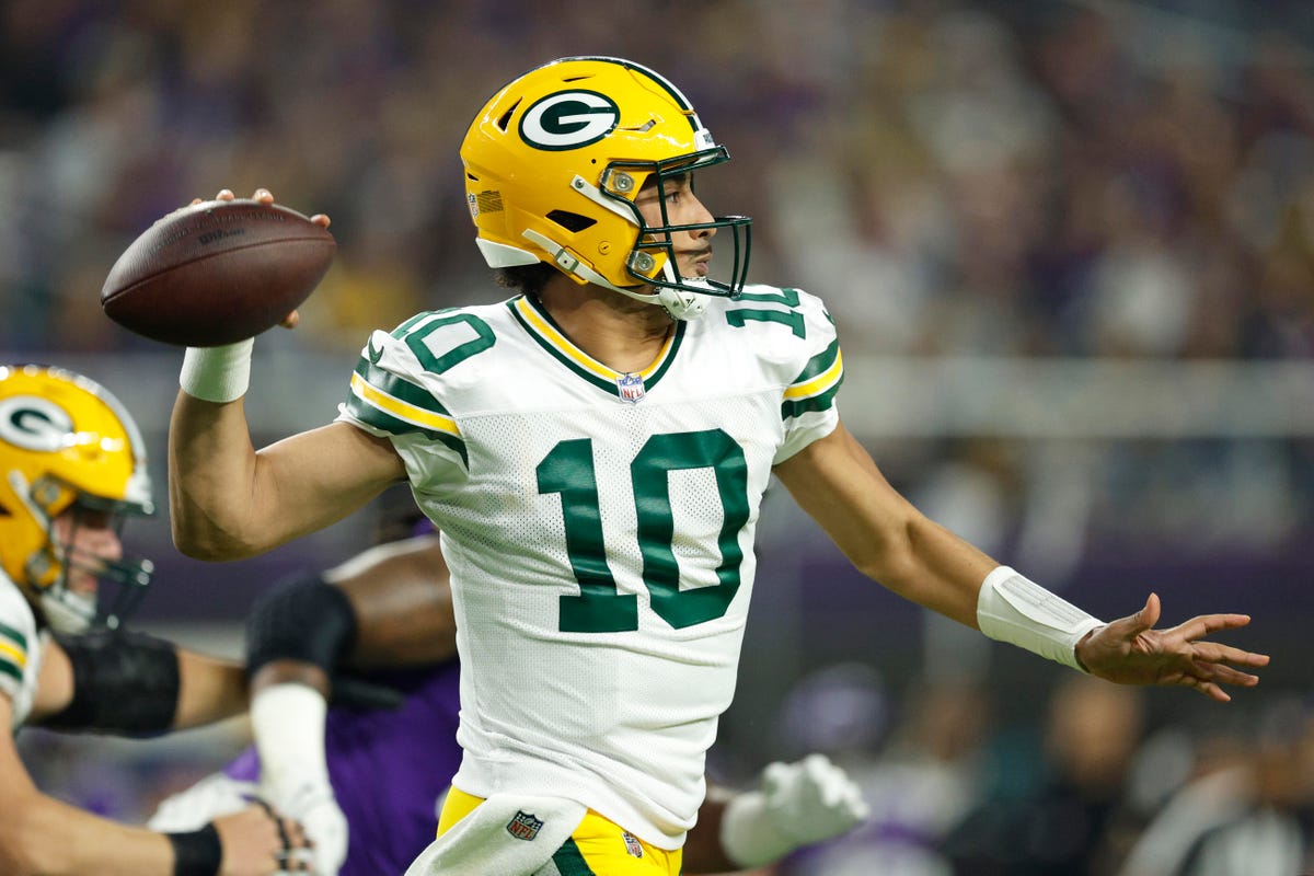 Jordan Love of the Green Bay Packers looks to pass the football.