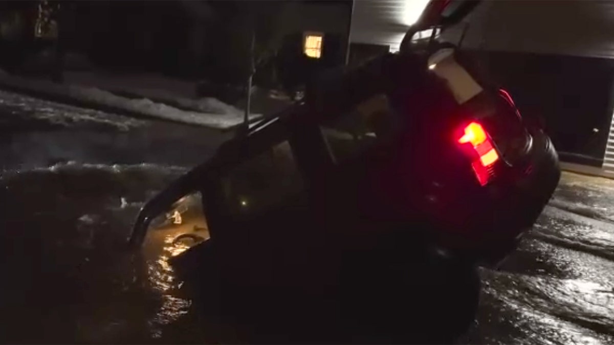 Video captures moment SUV plunges into Washington state sinkhole