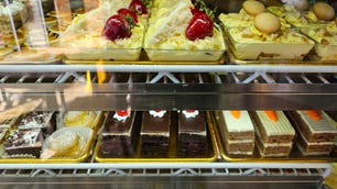 A photo of baked goods in a bakery display window taken with the Galaxy S23 Ultra.