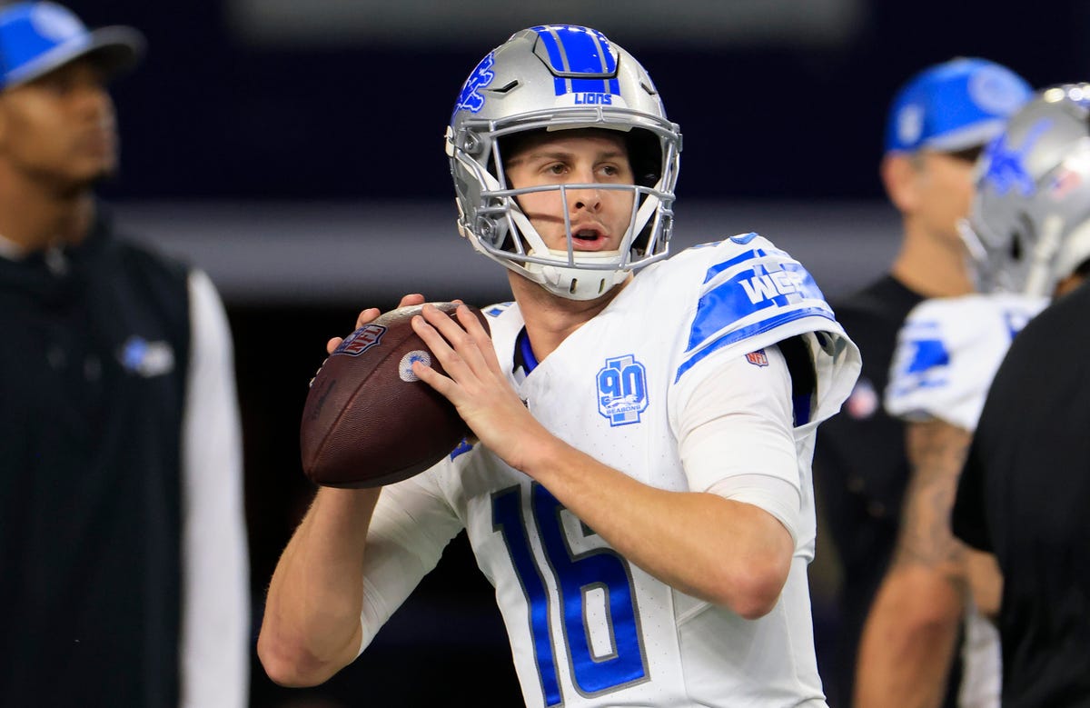 Jared Goff of the Detroit Lions prepares to pass the football.