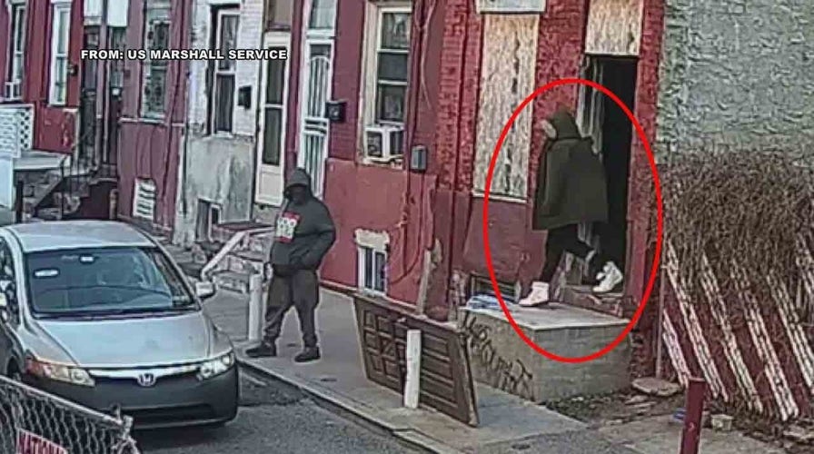 Philadelphia escapee seen leaving home after escaping officers