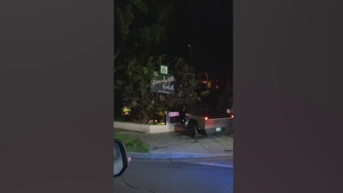 Cybertruck lodged into the Beverly Hills Hotel sign