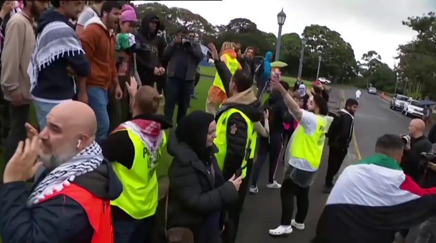 Pro-Palestinian, pro-Israeli groups square off at University of Sydney in Australia