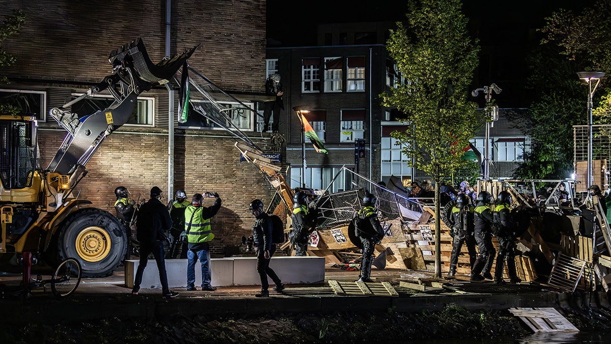 Protesters, pallets  
