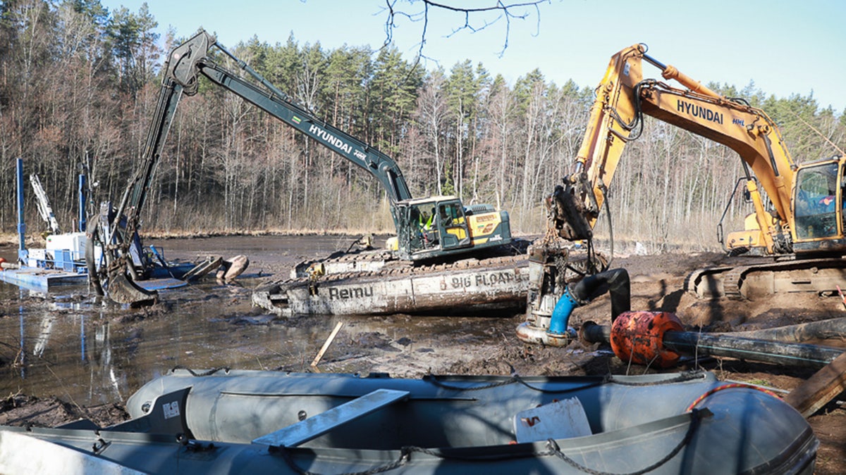 Search for sunken U.S. military vehicle