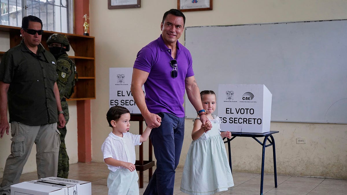Noboa goes to vote with his children