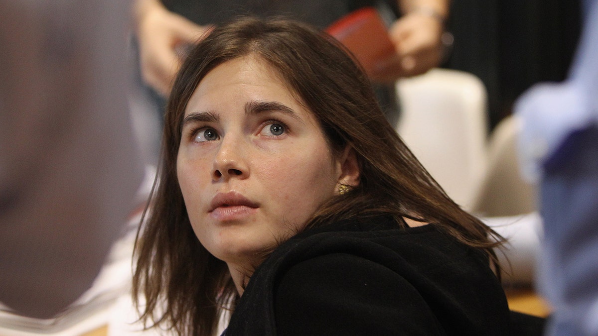 A close-up of Amanda Knox looking up.