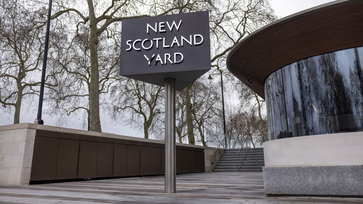 New Scotland Yard sign next to building