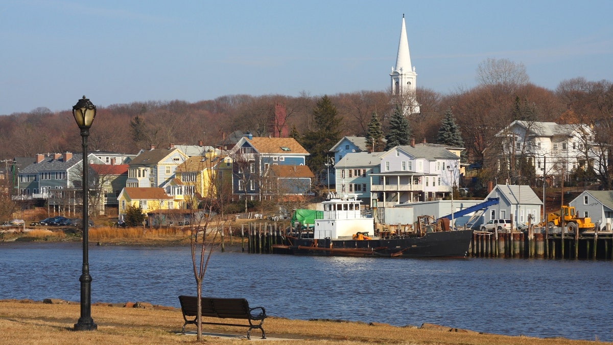 A picturesque photo of New Haven homes on the Quinnipiac River