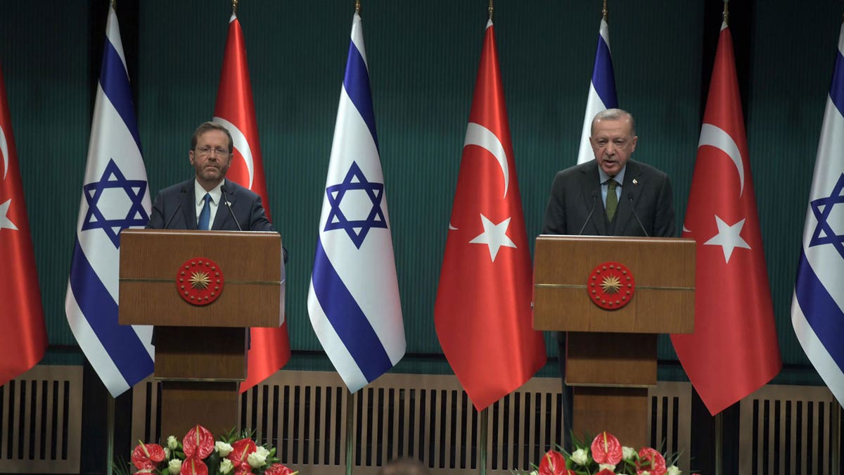 Turkish President Recep Tayyip Erdoğan, right, with Israeli President Isaac Herzog in March 2022.