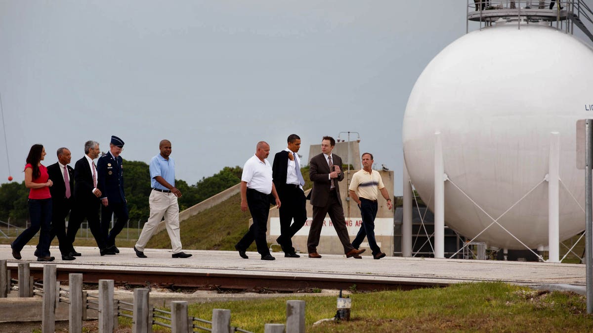 Obama tours space center
