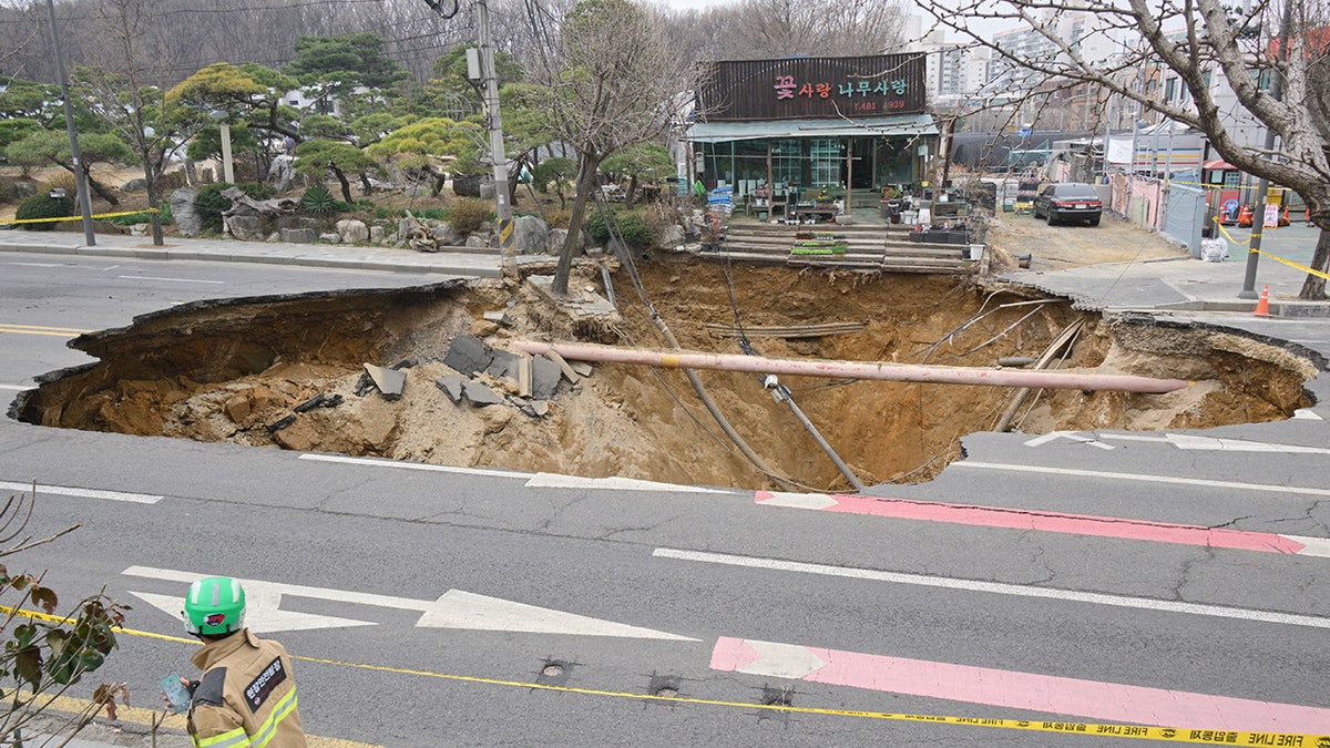 Sinkhole opens up in Seoul, South Korea