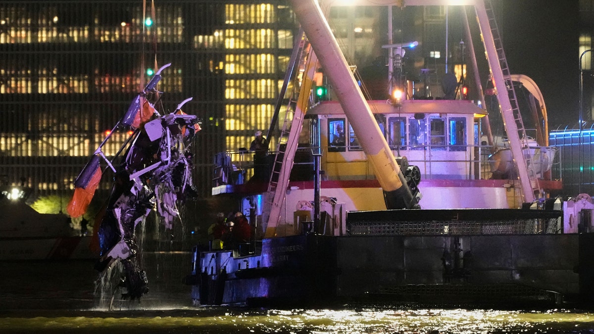 Helicopter wreckage pulled out of Hudson