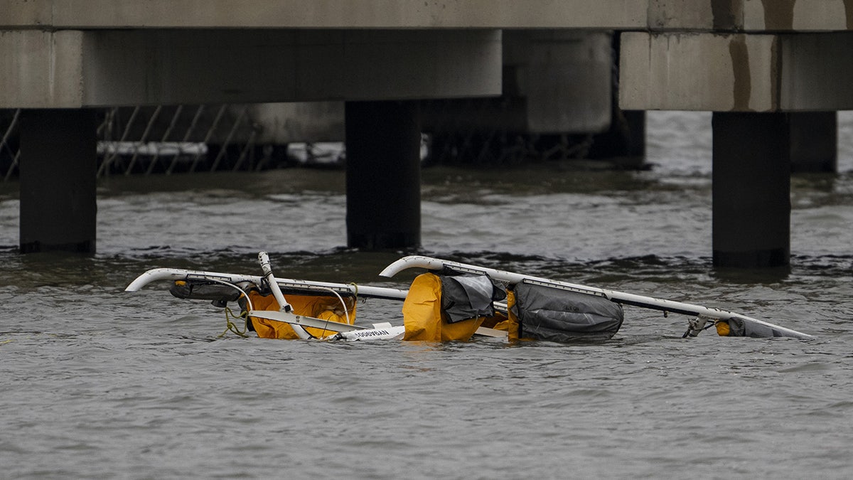 Helicopter crashes into Hudson River