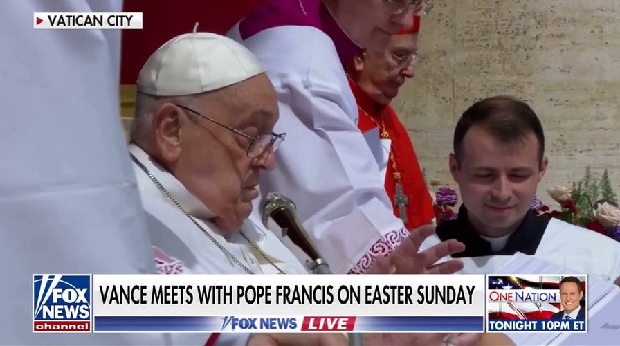 Pope Francis' surprise Easter Sunday appearance delights crowds