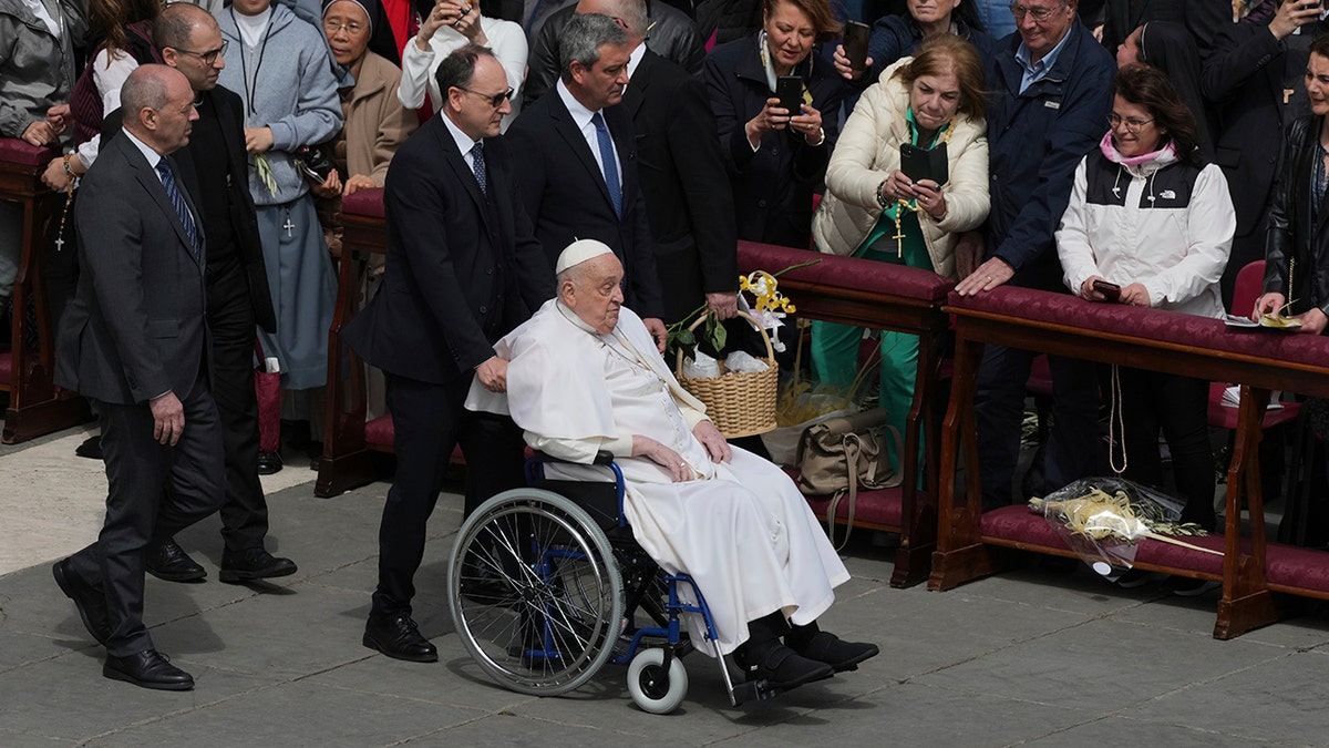 Pope Francis arrives at the end of 2025 Palm Sunday mass