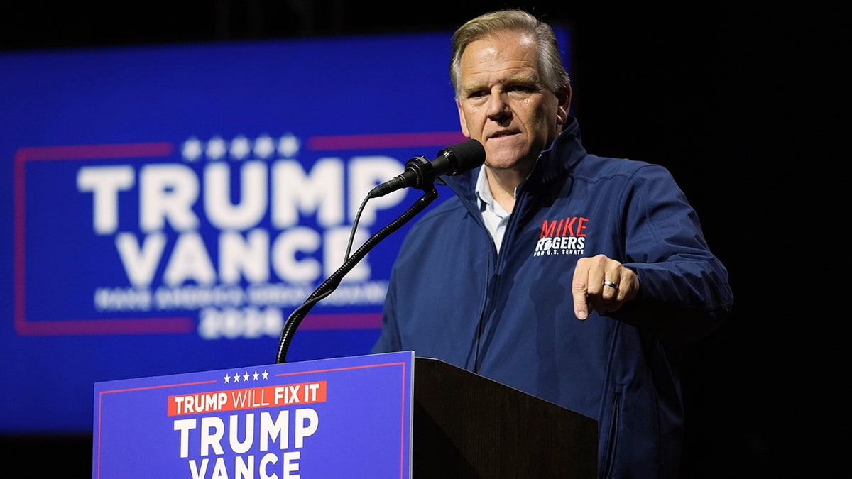 Mike Rogers at Trump/Vance podium campaigning